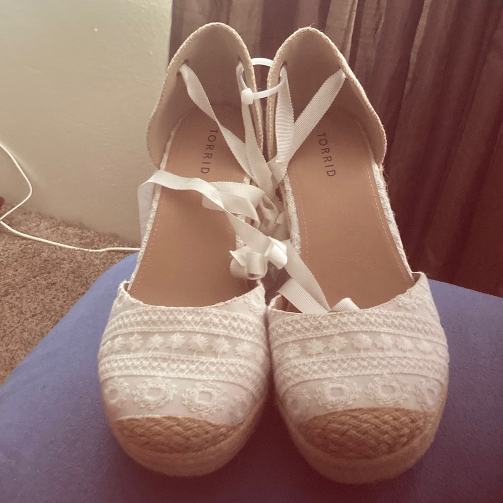 NWT Torrid Cream Lace Espadrille Wedge Shoes with Ribbon Ties 11WW